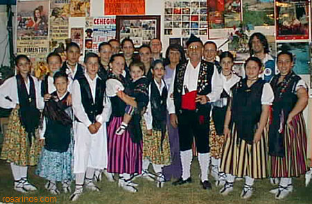 Bailarines de Totoras, Salto Grande y Rosario alrededor de Manolo Martínez