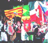 final del show, Víctor Heredia cantó rodeado por las banderas y estandartes
