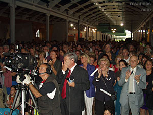 A pesatr de la lluvia gran cantidad de público asistió al evento