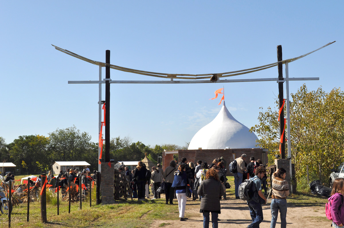 El PORTAL DE ACCESO al Parque de Estudio y Reflexión Carcarañá. Más atrás LA SALA, en Lucio V López, Santa Fe Argentina