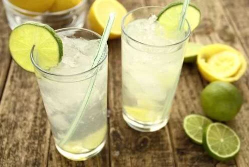 Siete beneficios increíbles de tomar agua con limón