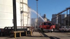 20180730 San Lorenzó: se incendió un tanque de combustible en la planta de Vicentín