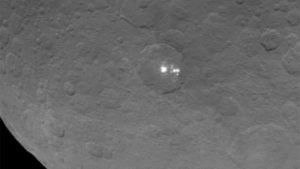 20150520 La NASA fotografía los misteriosos puntos brillantes de Ceres más cerca que nunca