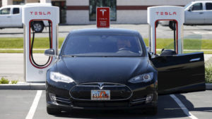 tecnologia autos TESLA CARGANDO