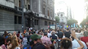 Argentina-Abrazo-al-Congreso-y-contra-los-DNU-de-Macri