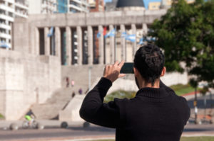 ETUR-TURISTA-EN-EL-MONUMENTO