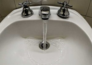 AGUA CANILLA PILETA BAÑO