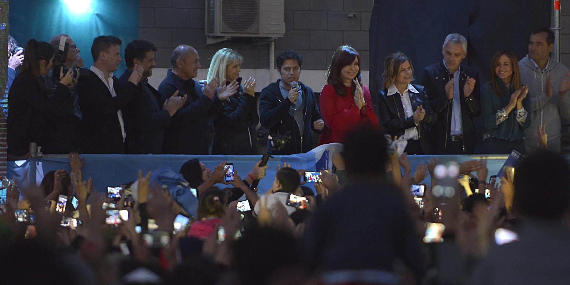 FOTOS: Impresionante Multitud escuchó a Cristina presentando «Sinceramente» en ciudad de La Plata