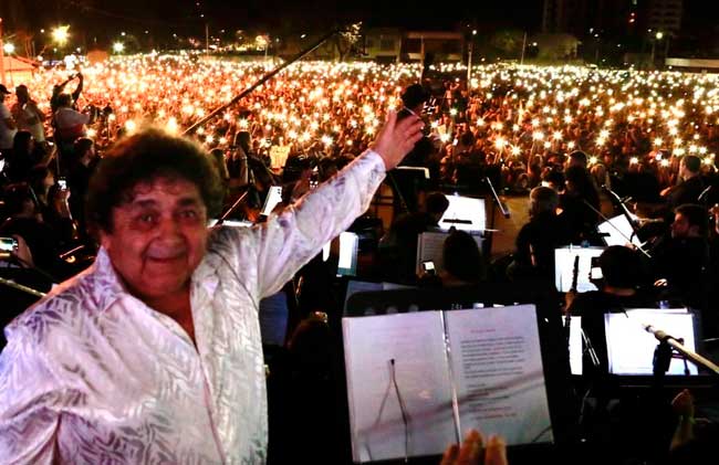 Una multitud festejó la primavera en San Lorenzo con la actuación de Los Palmeras junto a la Filarmónica Provincial