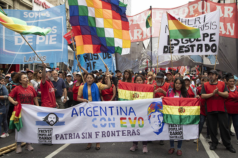 Golpe en Bolivia: Una multitudinaria marcha recorrió el centro rosarino en apoyo a Evo Morales