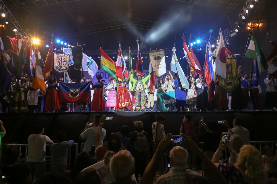 Comenzó #Colectividades2019 con todo el color de la fiesta más grande de Rosario