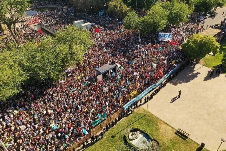 Mendoza: Multitudinaria Marcha para defender el agua de megaminería tóxica. Represión del gobierno de Cambiemos