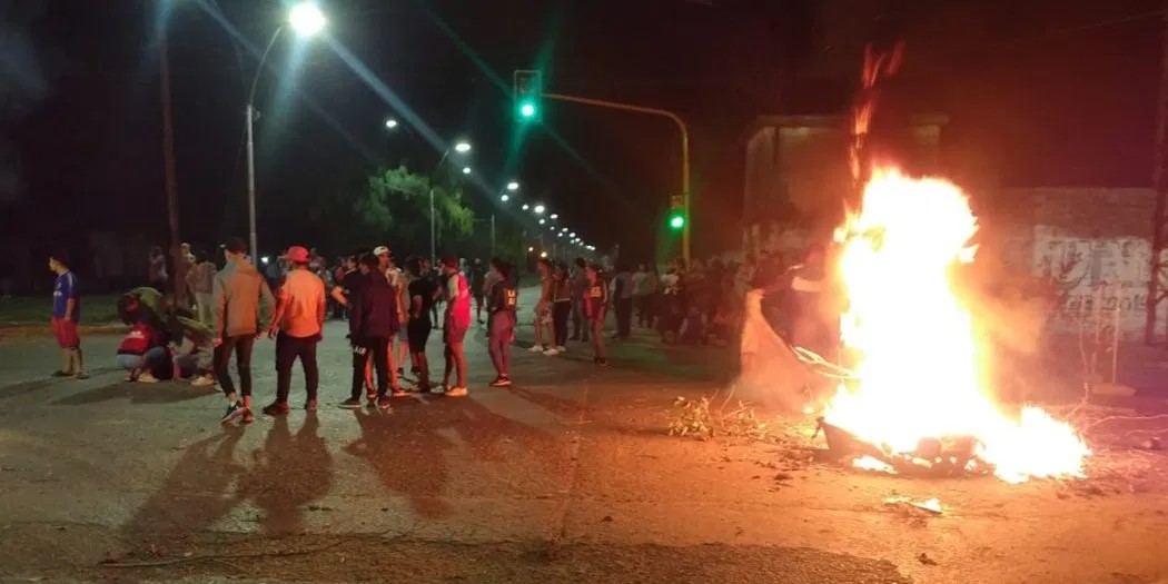 Murió un joven ametrallado. Los vecinos montaron piquetes y quemaron un supuesto búnker de drogas