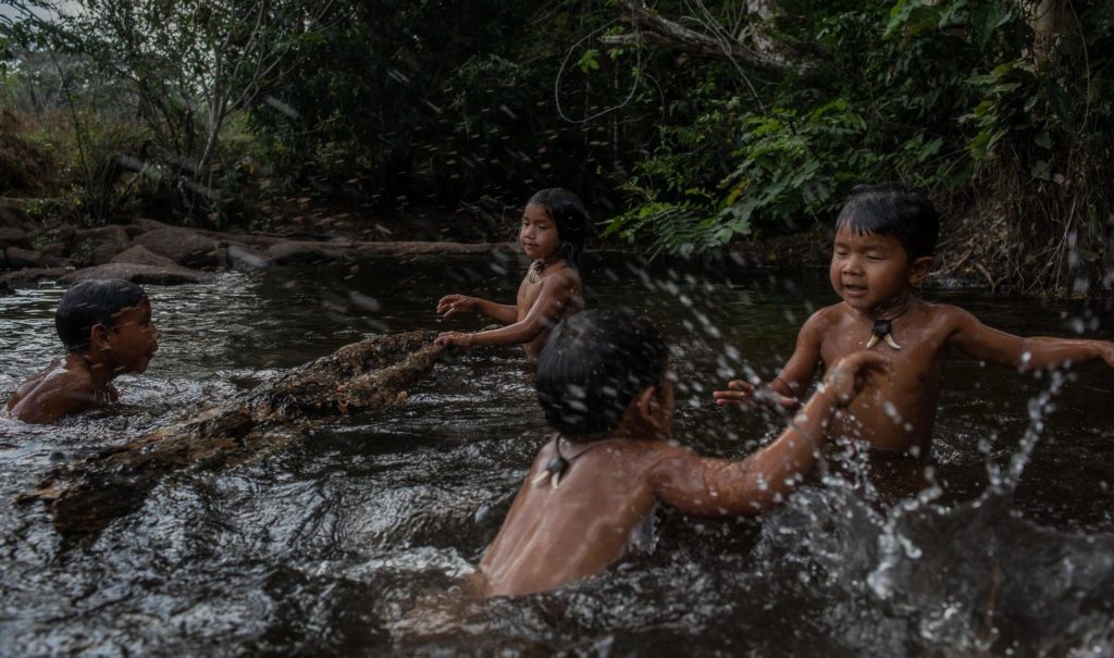 Bolsonaro cumple sus promesas sobre la Amazonia y los indígenas de Brasil temen un etnocidio