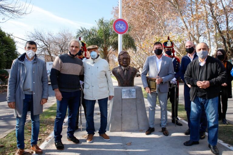 El intendente Raimundo descubrió un busto en homenaje a Hugo Salvador Rippa