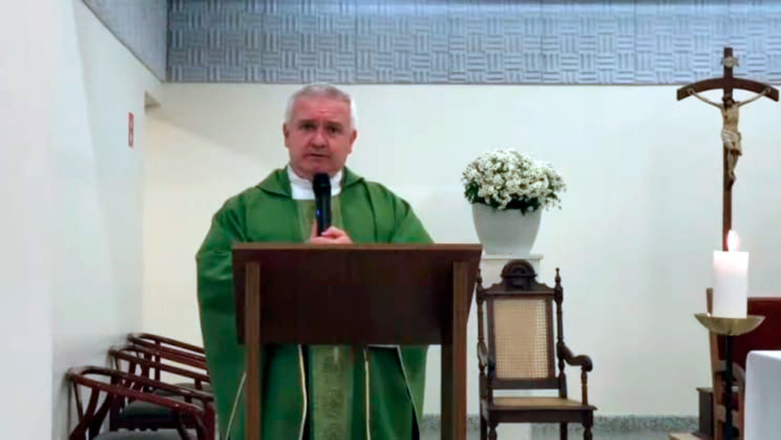 VIDEO: Sacerdote llama a los fieles a confesarse y pedir perdón por votar al «bandido» de Bolsonaro como presidente