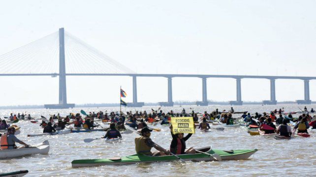 Una caravana por el río contra la quema en las islas y por la ley de humedales