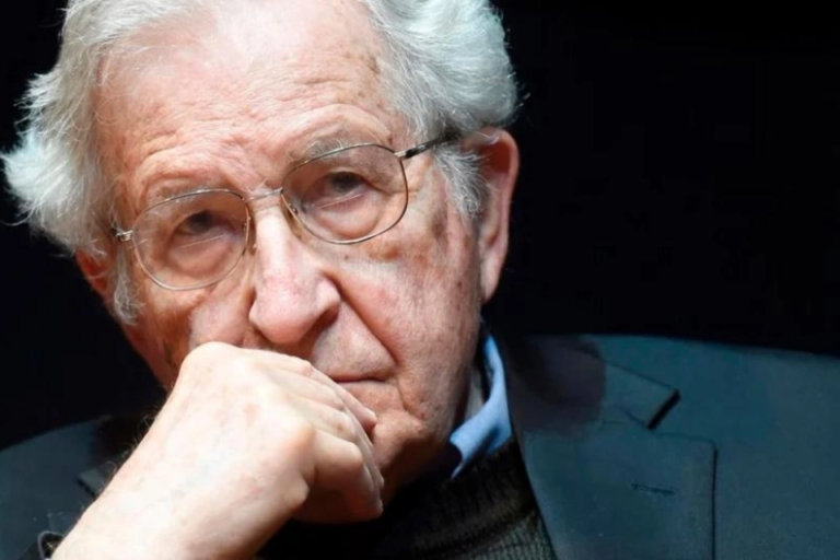 Noam Chomsky: Tenemos poco tiempo para decidir si la vida humana sobrevivirá