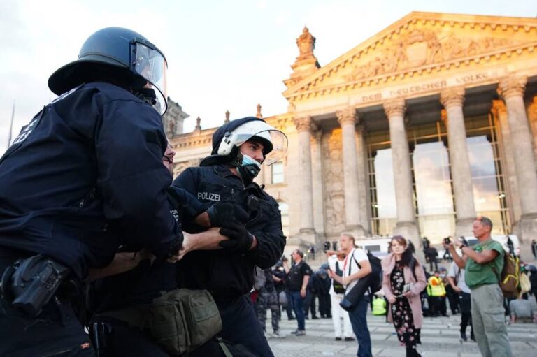 La Policía de Berlín disolvió la marcha contra las restricciones por el coronavirus en Alemania