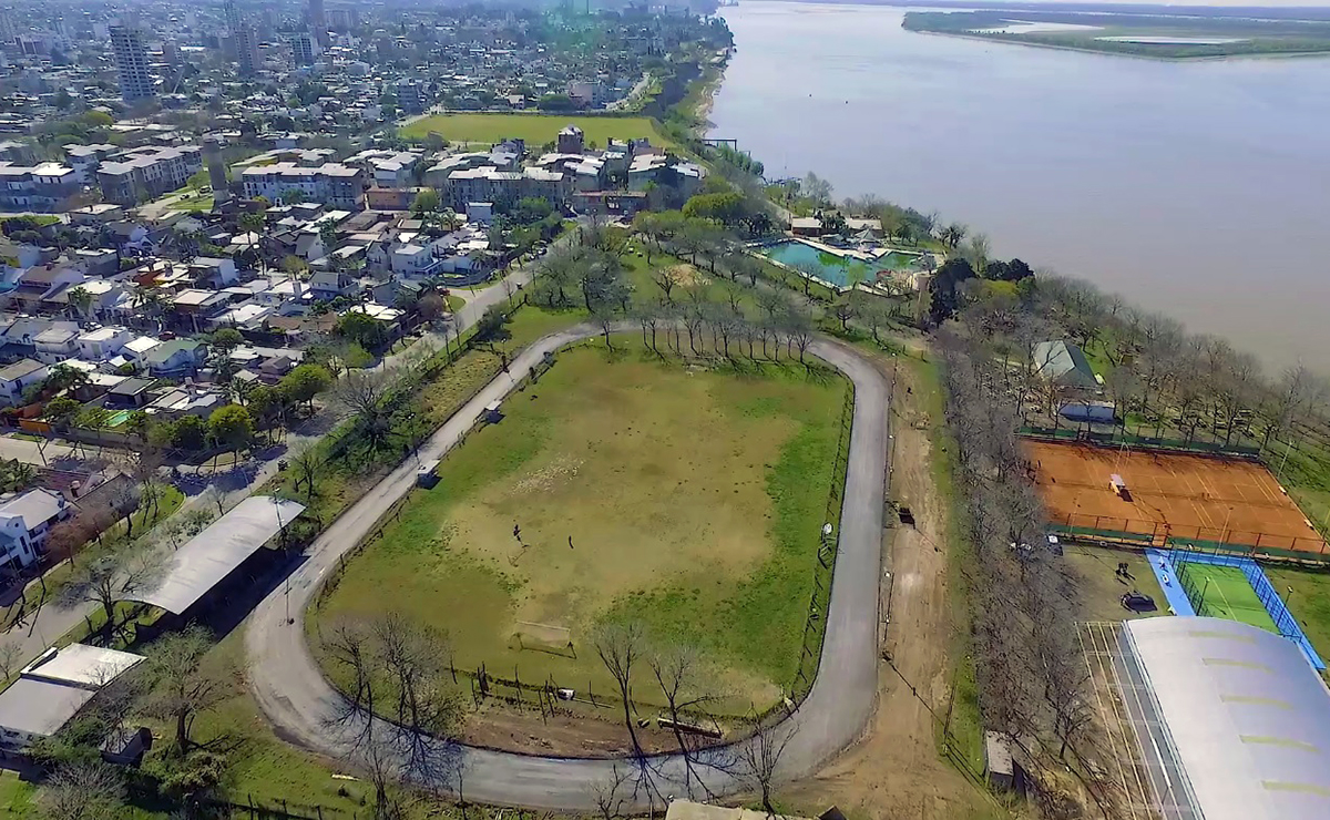 Pavimentaron la pista multifunción en el Polideportivo Municipal de San Lorenzo