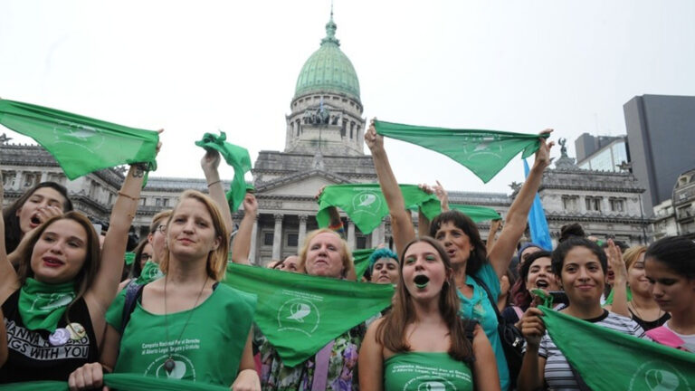 En una histórica sesión, el Senado aprobó la ley de aborto legal y gratuito