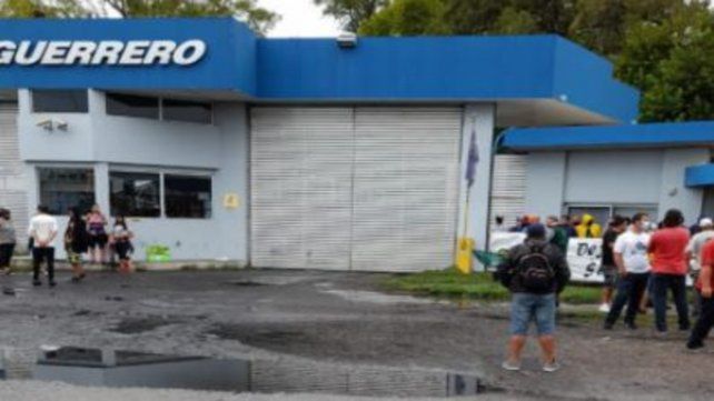 Guerrero Motos: Obreros se encadenaron en la puerta y el Secretario Gremial fue detenido