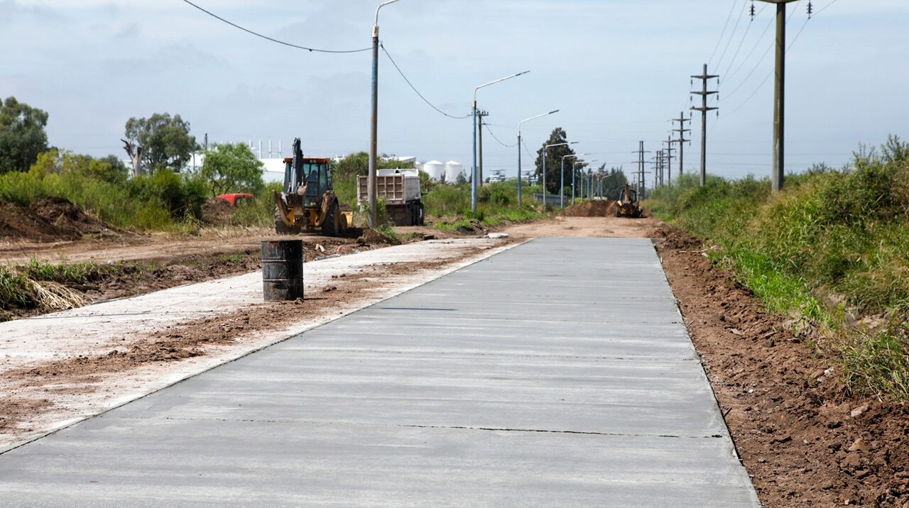 Muni de San Lorenzo mejora acceso a la ciudad pavimentando la colectora Alfonsín