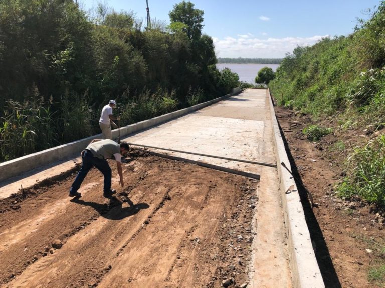 Municipalidad construye una bajada al río por calle San Luis, San Lorenzo