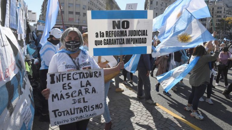 #COVIDIOTAS: Policía detuvo 30 manifestantes negacionistas durante la aglomeración en el Monumento