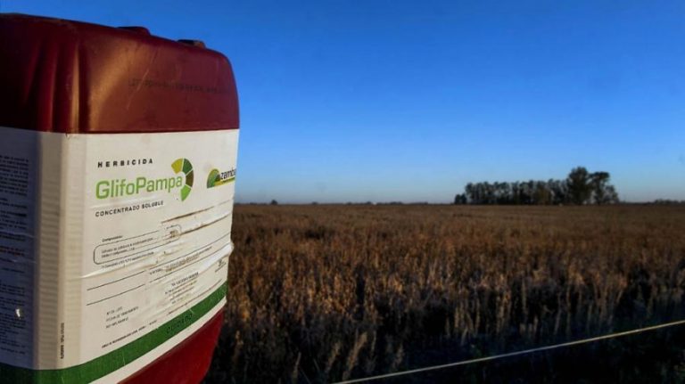 Gobernador Axel Kicillof aplicó multa millonaria a las agroquímicas que no cumplen la ley de tratamiento de envases