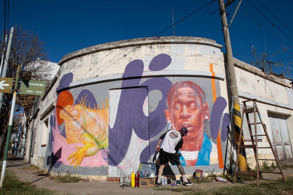 Artistas de todo el país pintan murales urbanos en las calles de San Lorenzo