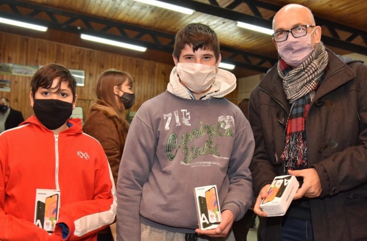 Gobierno de Santa Fe entregó los primeros celulares a estudiantes de escuelas rurales