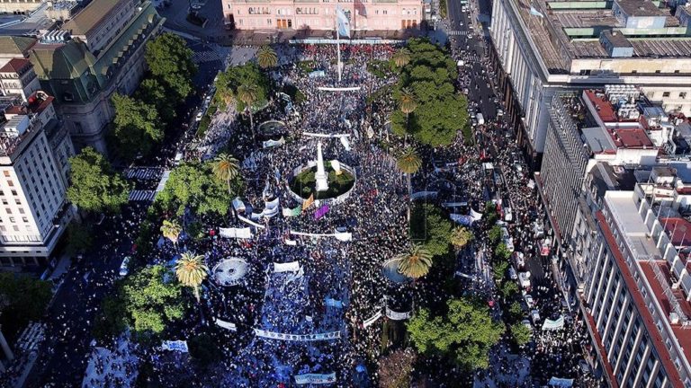 Militantes y organizaciones sociales colmaron Plaza de Mayo por el Día de la Lealtad