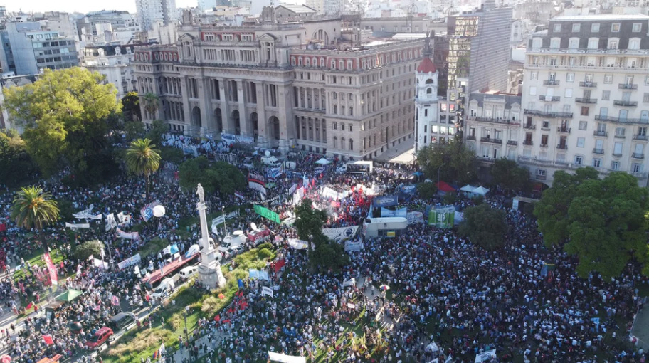 20220201 MARCHA 1F ACTO POR UNA JUSTICIA INDEPENDIENTE CONTRA A CORRUPTA CORTE SUPREMA MULTITUD