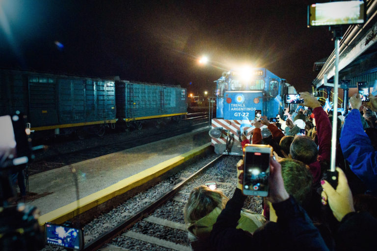 En un clima de fiesta y ante una multitud, el tren volvió a subir pasajeros en San Lorenzo