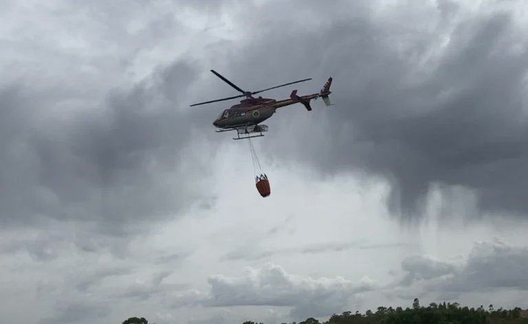 Puerto: El gran balde agua de un helicóptero cayó y rompió el techo de una casa