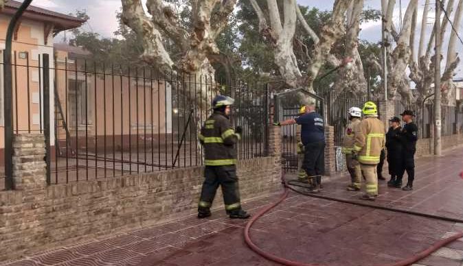 Convocan a Abrazo solidario por Vandalismo y ahora Incendio intencional en la Escuela 218