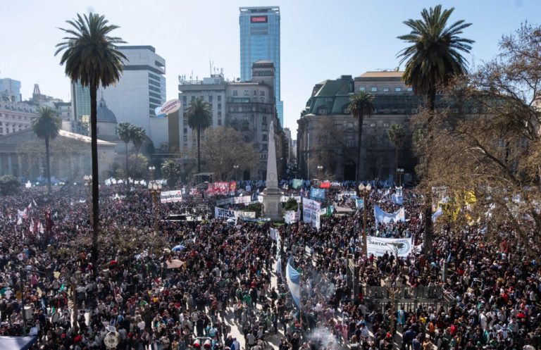 Contra el Odio y el Lawfare: “Con la Bandera a defender la Democracia”, lema que congregó multitudes en Plaza de Mayo