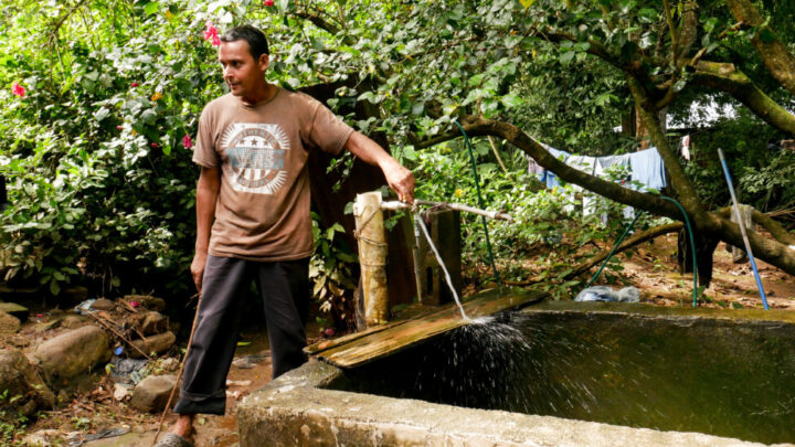 Energía solar lleva el agua a familias de antiguas zonas de guerra en El Salvador