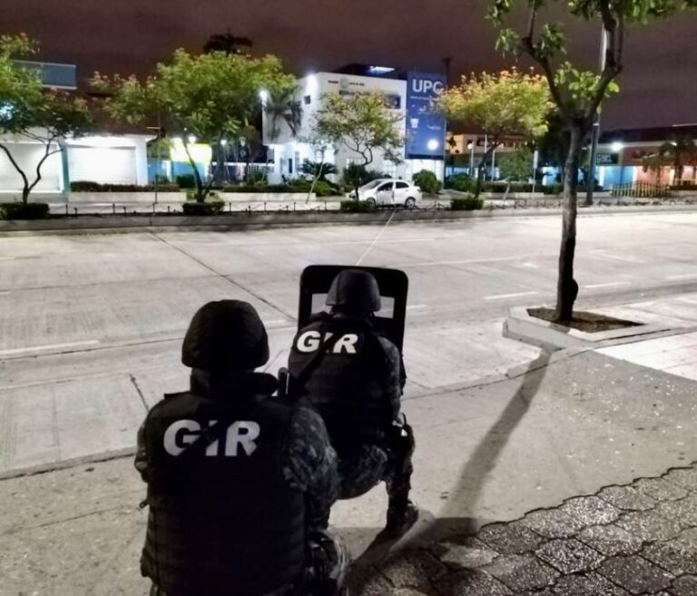 Madrugada de terror en Ecuador: dos policías muertos y varios atentados en Guayaquil y Esmeraldas