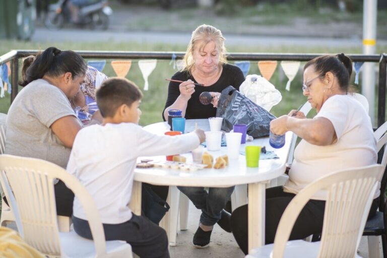 La Municipalidad dicta talleres de manualidades para adultos mayores en el Centro de Día de barrio Norte