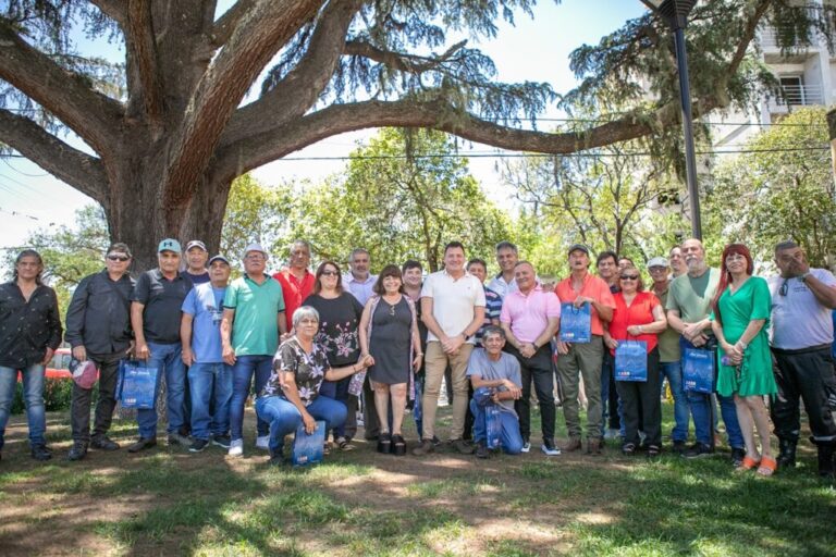 El intendente Raimundo distinguió a trabajadores municipales con extensas trayectorias