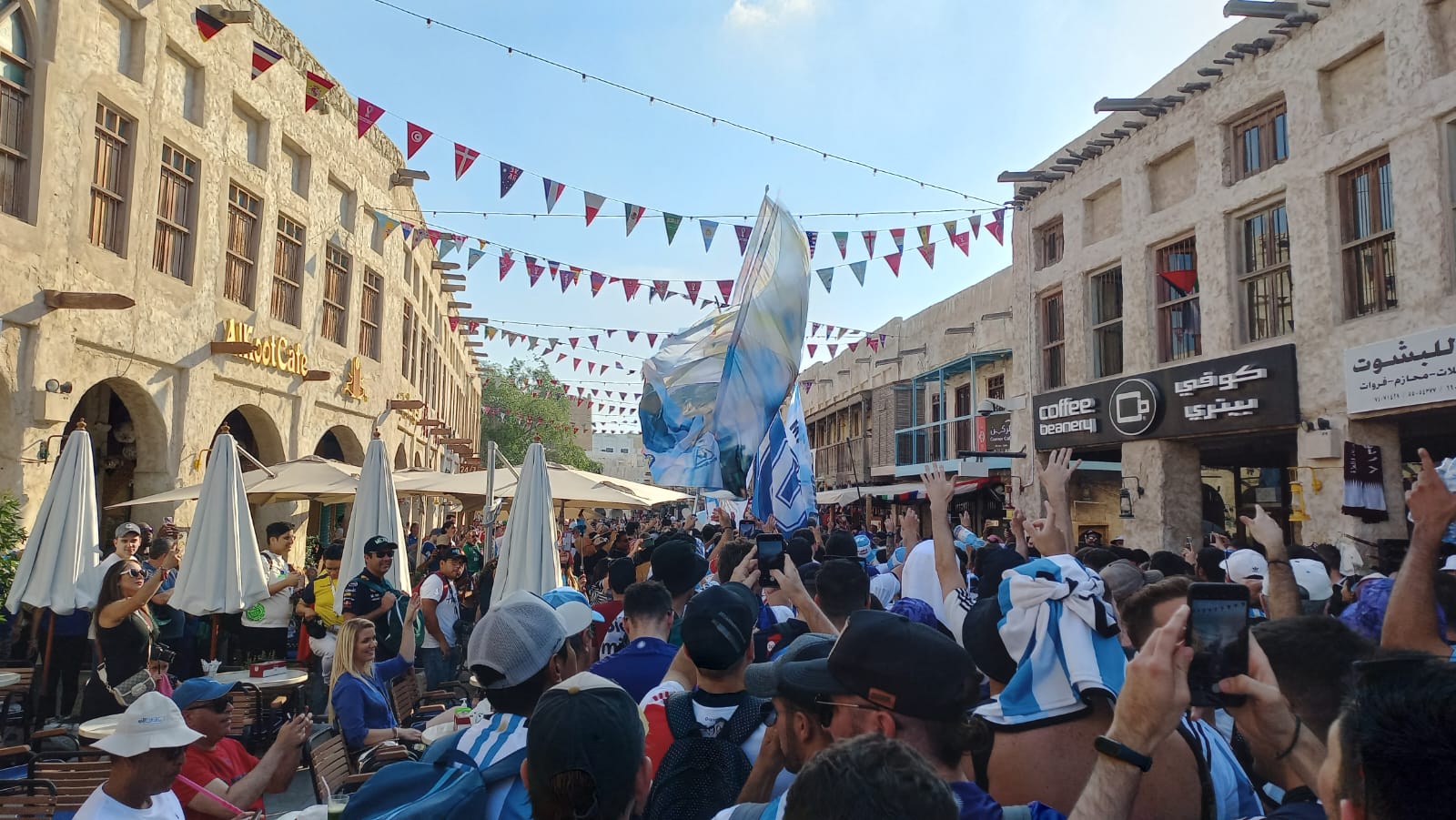 Primer banderazo de hinchas argentinos en el caluroso mediodía de Qatar