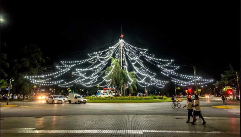 Rosario: La Municipalidad invita al encendido del árbol de Navidad en Pellegrini y Oroño