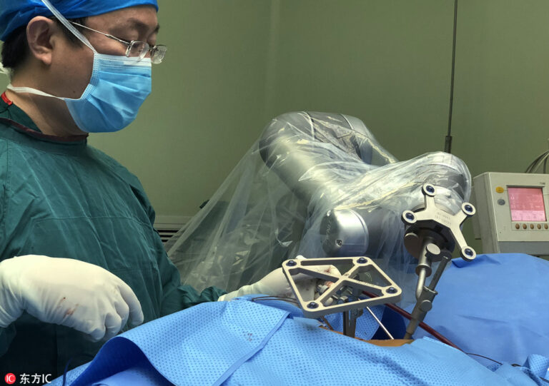 China: Robot «Cirujano» realiza primera cirugía de reemplazo de rodilla