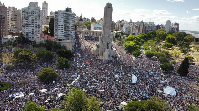 Mundial 2022: Argentina Campeón y la locura celeste y blanca en Rosario. Video. Fotos.