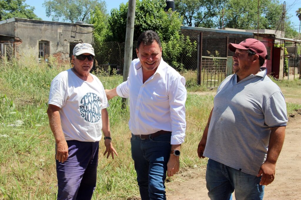 La Municipalidad de San Lorenzo construye cordón cuneta y reasfalta calle Neuquén, en barrio José Hernández