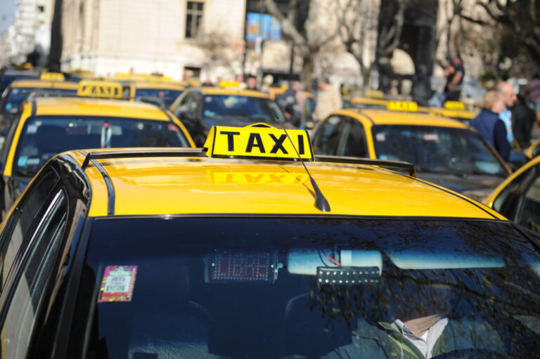 Rosario: Comenzaron a regir las nuevas tarifas de taxis y remises. Detalle.