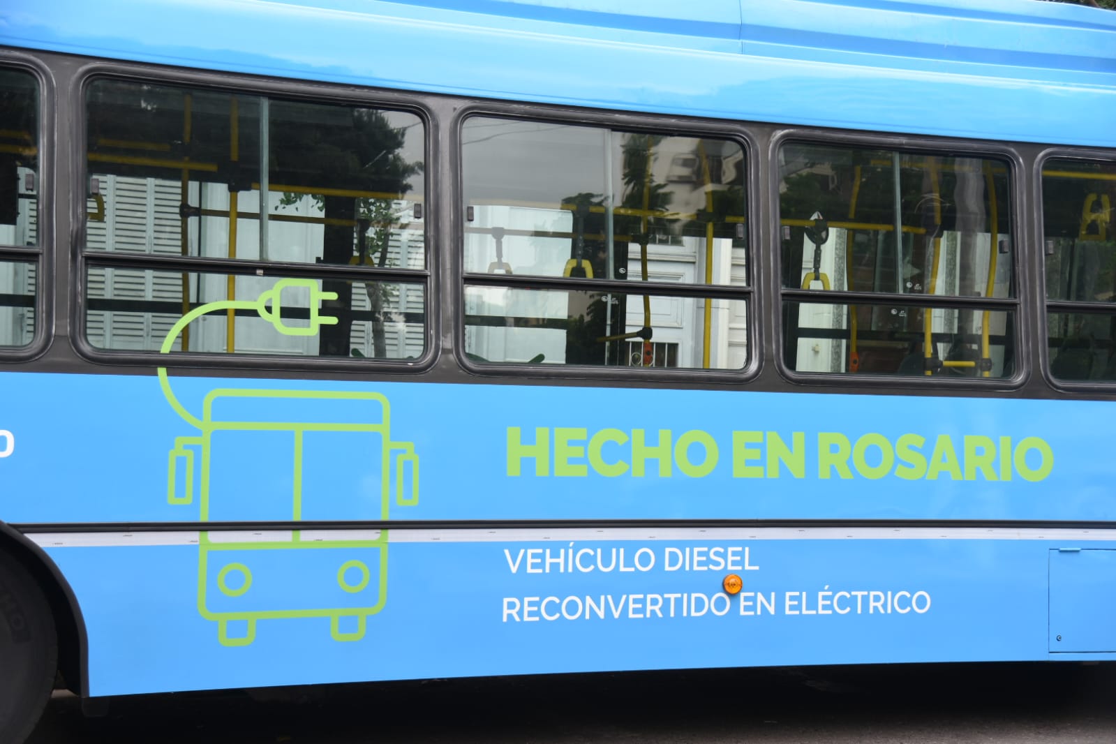 Made in Rosario: Convierten colectivo diesel en trolebus eléctrico y Javkin va por la autonomía con baterías de litio