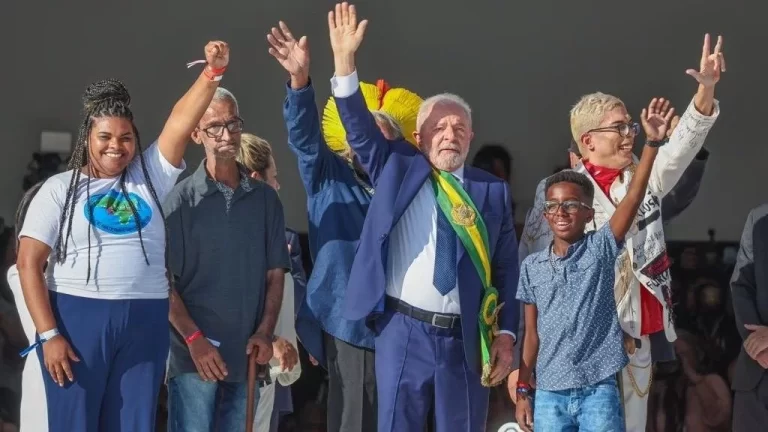 Lula, emocionado, prometió devolver la esperanza y alegría a Brasil